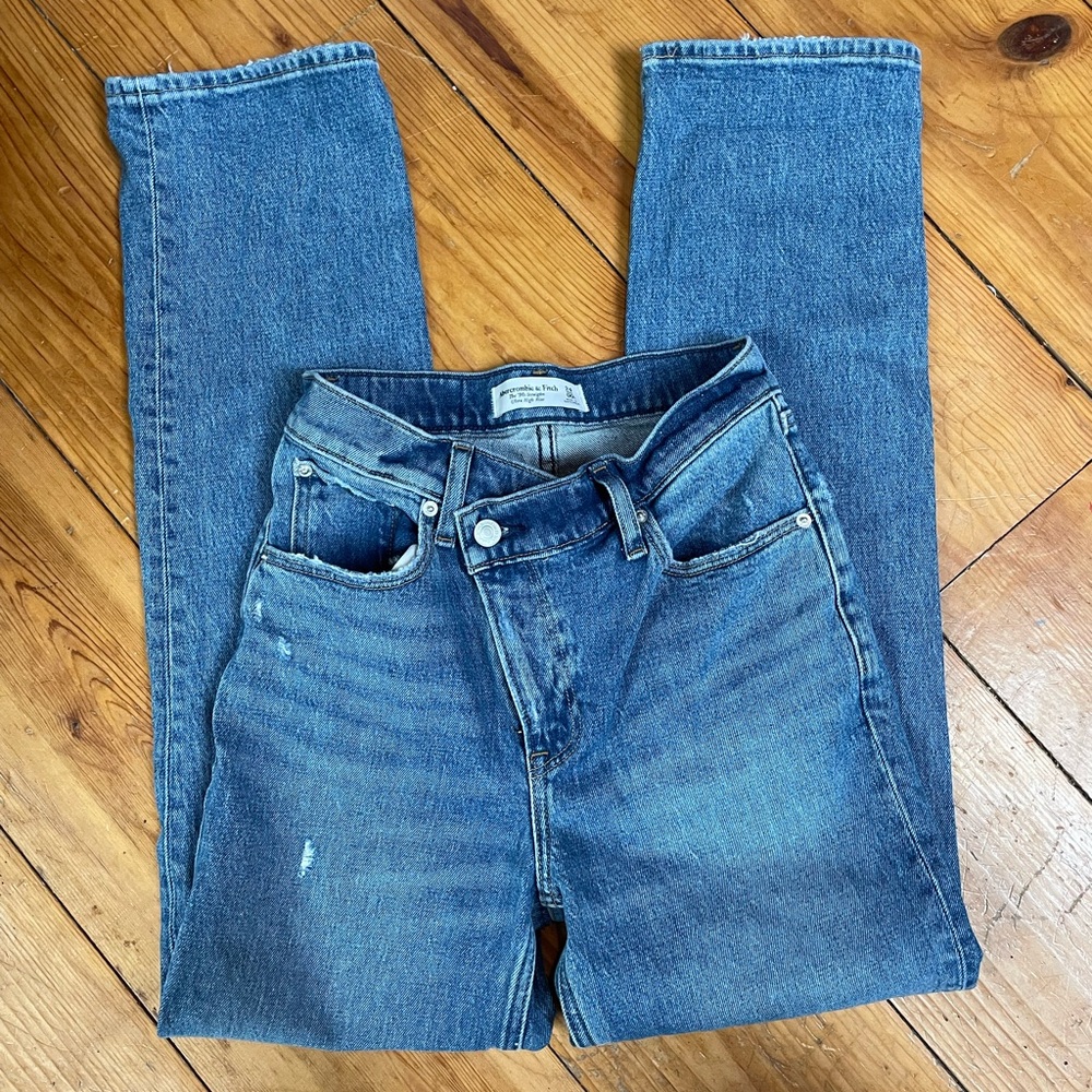Abercrombie asymmetrical 90s jean